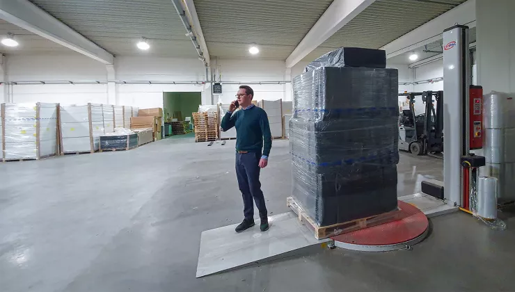 Simon in het magazijn